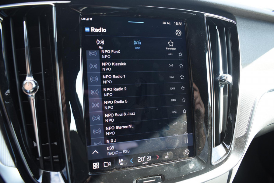 Volvo V60 T6 350PK Automaat Plug-in Hybrid AWD Plus Dark / Navigatie / 360 Camera / Harman Kardon / Stuur & Stoelverwarming / LM Velgen / Trekhaak