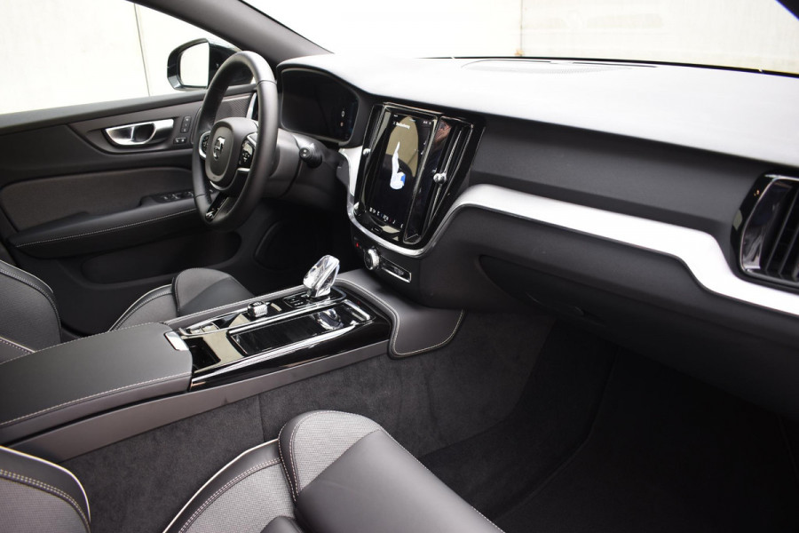 Volvo V60 T6 350PK Automaat Plug-in Hybrid AWD Plus Dark / Navigatie / 360 Camera / Harman Kardon / Stuur & Stoelverwarming / LM Velgen / Trekhaak