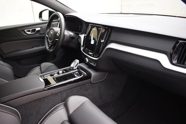 Volvo V60 T6 350PK Automaat Plug-in Hybrid AWD Plus Dark / Navigatie / 360 Camera / Harman Kardon / Stuur & Stoelverwarming / LM Velgen / Trekhaak