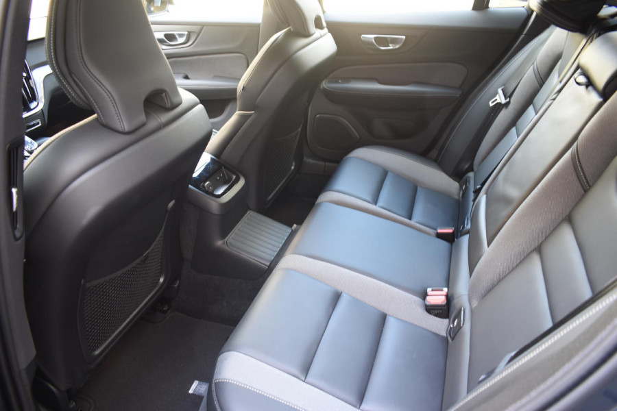Volvo V60 T6 350PK Automaat Plug-in Hybrid AWD Plus Dark / Navigatie / 360 Camera / Harman Kardon / Stuur & Stoelverwarming / LM Velgen / Trekhaak