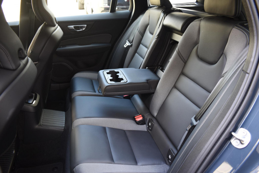 Volvo V60 T6 350PK Automaat Plug-in Hybrid AWD Plus Dark / Navigatie / 360 Camera / Harman Kardon / Stuur & Stoelverwarming / LM Velgen / Trekhaak