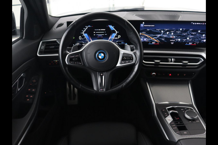 BMW 3 Serie Touring 330e Business Edition Plus | Wegklapbare trekhaak | Camera | Stoel & Stuurverwarming | Carplay | Leder
