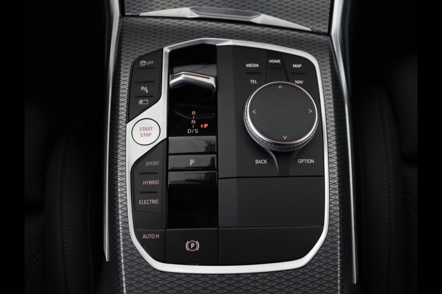 BMW 3 Serie Touring 330e Business Edition Plus | Wegklapbare trekhaak | Camera | Stoel & Stuurverwarming | Carplay | Leder