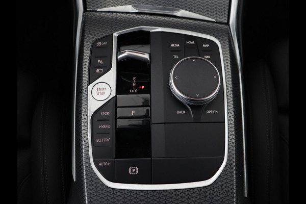 BMW 3 Serie Touring 330e Business Edition Plus | Wegklapbare trekhaak | Camera | Stoel & Stuurverwarming | Carplay | Leder