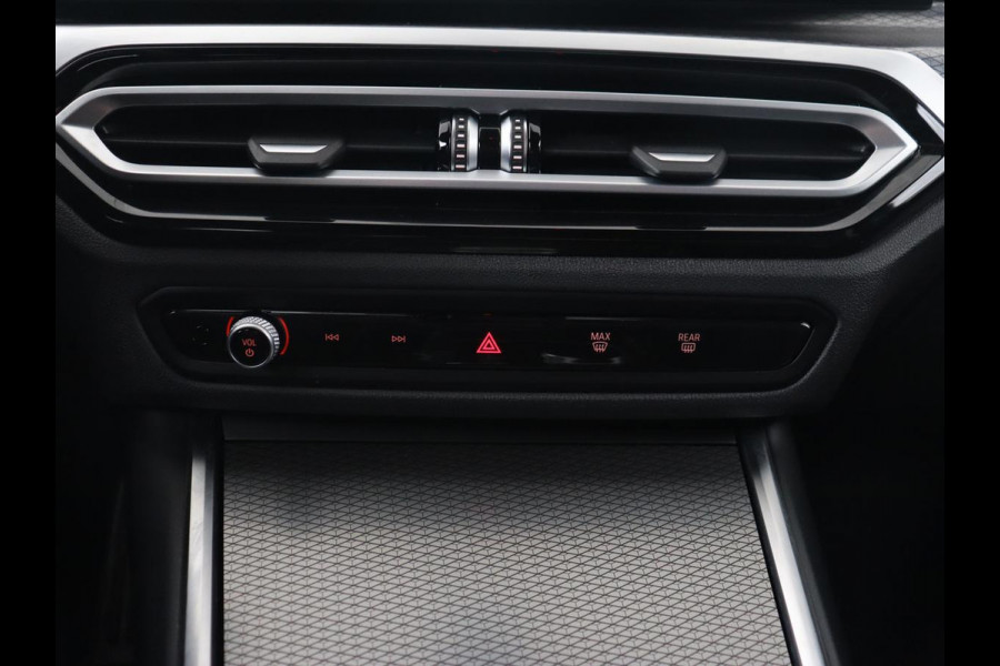 BMW 3 Serie Touring 330e Business Edition Plus | Wegklapbare trekhaak | Camera | Stoel & Stuurverwarming | Carplay | Leder