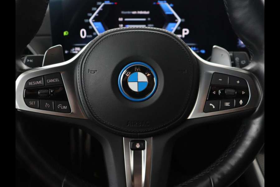BMW 3 Serie Touring 330e Business Edition Plus | Wegklapbare trekhaak | Camera | Stoel & Stuurverwarming | Carplay | Leder