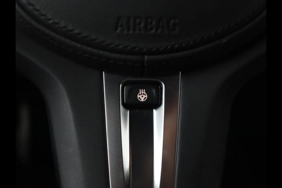 BMW 3 Serie Touring 330e Business Edition Plus | Wegklapbare trekhaak | Camera | Stoel & Stuurverwarming | Carplay | Leder