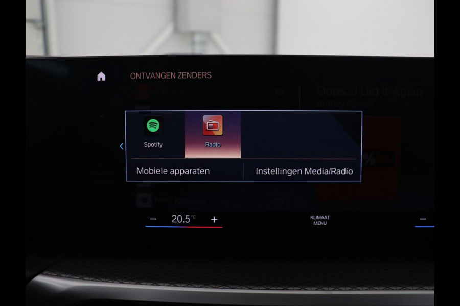 BMW 3 Serie Touring 330e Business Edition Plus | Wegklapbare trekhaak | Camera | Stoel & Stuurverwarming | Carplay | Leder