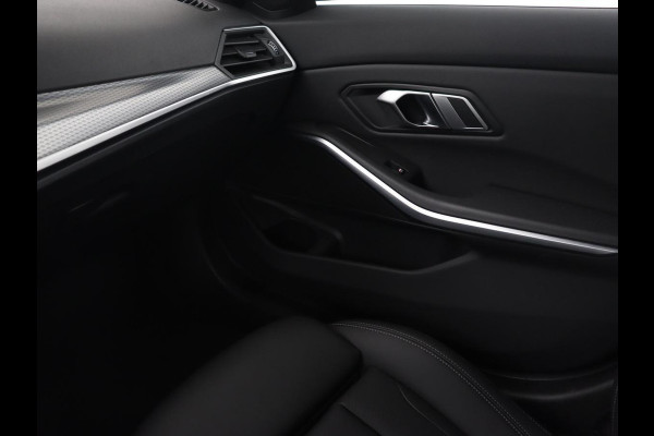 BMW 3 Serie Touring 330e Business Edition Plus | Wegklapbare trekhaak | Camera | Stoel & Stuurverwarming | Carplay | Leder