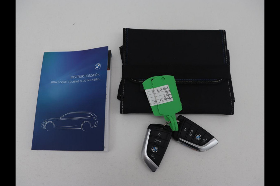 BMW 3 Serie Touring 330e Business Edition Plus | Wegklapbare trekhaak | Camera | Stoel & Stuurverwarming | Carplay | Leder