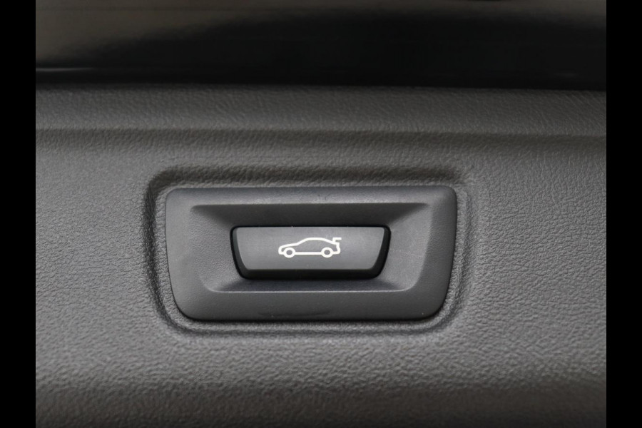 BMW 3 Serie Touring 330e Business Edition Plus | Wegklapbare trekhaak | Camera | Stoel & Stuurverwarming | Carplay | Leder