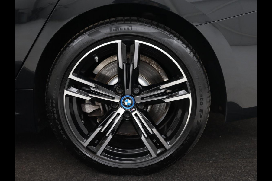BMW 3 Serie Touring 330e Business Edition Plus | Wegklapbare trekhaak | Camera | Stoel & Stuurverwarming | Carplay | Leder