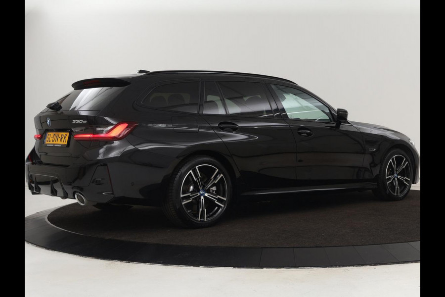 BMW 3 Serie Touring 330e Business Edition Plus | Wegklapbare trekhaak | Camera | Stoel & Stuurverwarming | Carplay | Leder