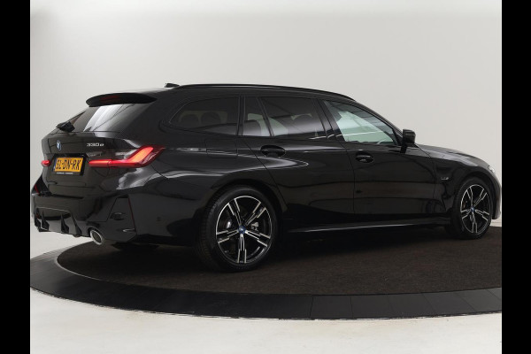 BMW 3 Serie Touring 330e Business Edition Plus | Wegklapbare trekhaak | Camera | Stoel & Stuurverwarming | Carplay | Leder