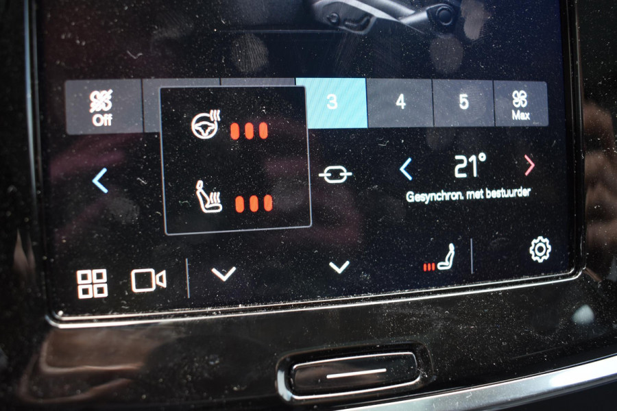 Volvo V90 T8 455PK Automaat Plug-in Hybrid AWD Ultra Dark / Navigatie / 360 Camera / Harman Kardon / Stuur & Stoelverwarming / Gelaagde Zijruiten / LM Velgen / Trekhaak