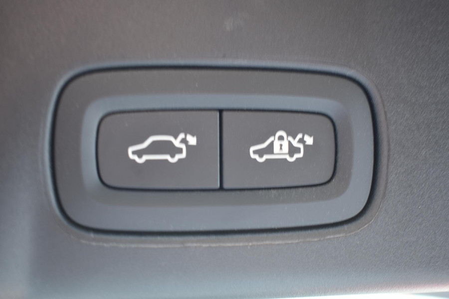 Volvo V90 T8 455PK Automaat Plug-in Hybrid AWD Ultra Dark / Navigatie / 360 Camera / Harman Kardon / Stuur & Stoelverwarming / Gelaagde Zijruiten / LM Velgen / Trekhaak