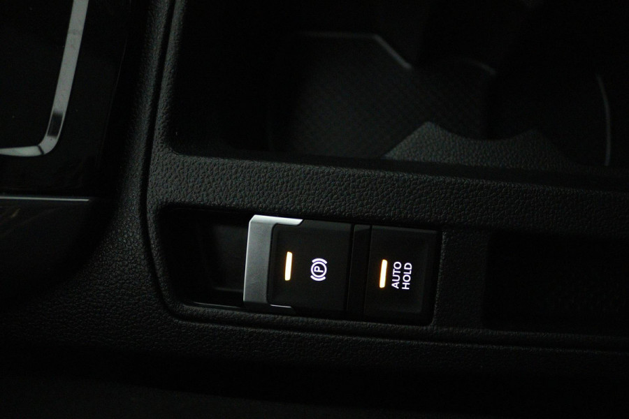 Volkswagen T-Roc 1.5 TSI Sport Business R (PANORAMADAK, DIGITALE COCKPIT, NAVIGATIE, CRUISE ADAPTIEF, NL-AUTO, GOED ONDERHOUDEN)