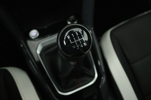Volkswagen T-Roc 1.5 TSI Sport Business R (PANORAMADAK, DIGITALE COCKPIT, NAVIGATIE, CRUISE ADAPTIEF, NL-AUTO, GOED ONDERHOUDEN)