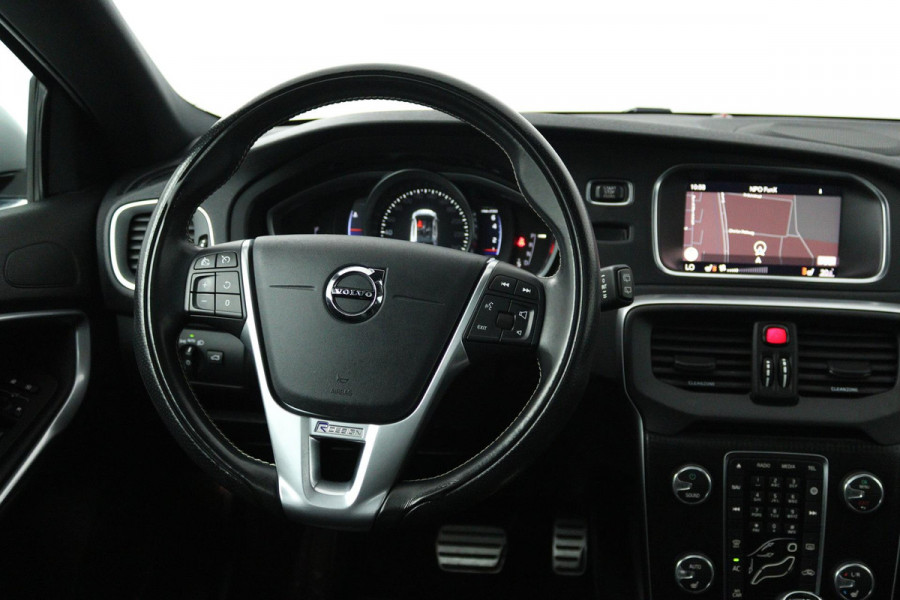Volvo V40 1.5 T3 Polar+ Sport (STOELVERWARING, ACHTERUITRIJCAMERA, CRUISE CONTROL, PARKEERSENSOREN, NAVIGATIE, NL-AUTO)