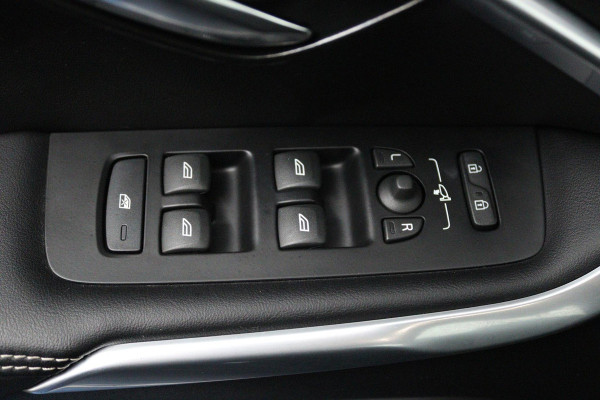 Volvo V40 1.5 T3 Polar+ Sport (STOELVERWARING, ACHTERUITRIJCAMERA, CRUISE CONTROL, PARKEERSENSOREN, NAVIGATIE, NL-AUTO)