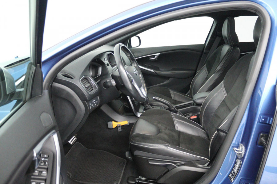 Volvo V40 1.5 T3 Polar+ Sport (STOELVERWARING, ACHTERUITRIJCAMERA, CRUISE CONTROL, PARKEERSENSOREN, NAVIGATIE, NL-AUTO)