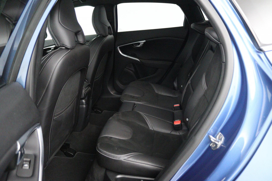 Volvo V40 1.5 T3 Polar+ Sport (STOELVERWARING, ACHTERUITRIJCAMERA, CRUISE CONTROL, PARKEERSENSOREN, NAVIGATIE, NL-AUTO)