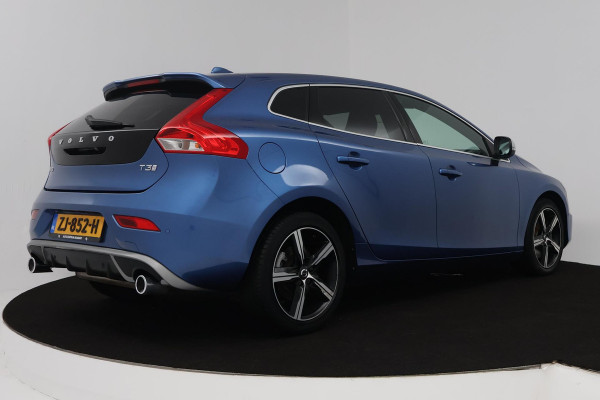 Volvo V40 1.5 T3 Polar+ Sport (STOELVERWARING, ACHTERUITRIJCAMERA, CRUISE CONTROL, PARKEERSENSOREN, NAVIGATIE, NL-AUTO)