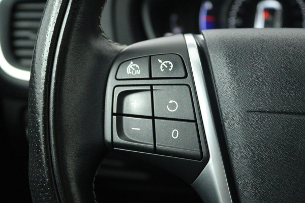 Volvo V40 1.5 T3 Polar+ Sport (STOELVERWARING, ACHTERUITRIJCAMERA, CRUISE CONTROL, PARKEERSENSOREN, NAVIGATIE, NL-AUTO)