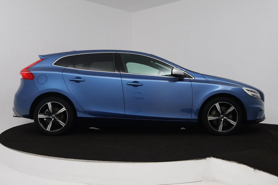 Volvo V40 1.5 T3 Polar+ Sport (STOELVERWARING, ACHTERUITRIJCAMERA, CRUISE CONTROL, PARKEERSENSOREN, NAVIGATIE, NL-AUTO)
