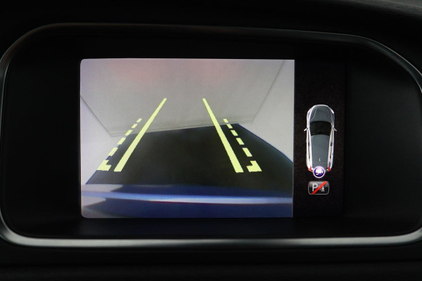 Volvo V40 1.5 T3 Polar+ Sport (STOELVERWARING, ACHTERUITRIJCAMERA, CRUISE CONTROL, PARKEERSENSOREN, NAVIGATIE, NL-AUTO)