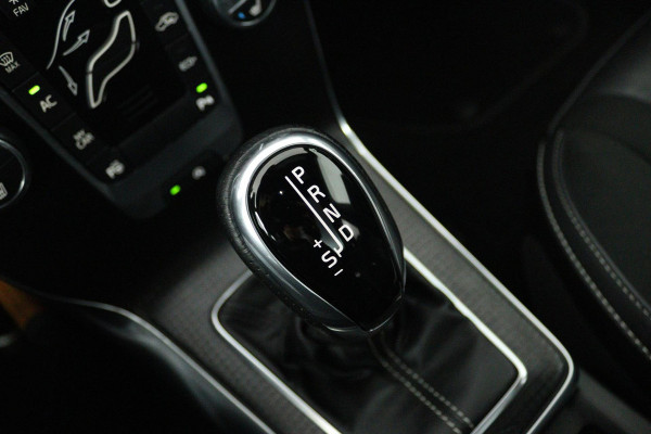 Volvo V40 1.5 T3 Polar+ Sport (STOELVERWARING, ACHTERUITRIJCAMERA, CRUISE CONTROL, PARKEERSENSOREN, NAVIGATIE, NL-AUTO)