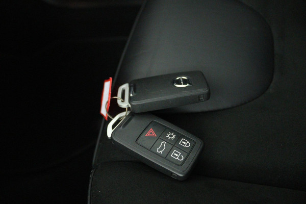 Volvo V40 1.5 T3 Polar+ Sport (STOELVERWARING, ACHTERUITRIJCAMERA, CRUISE CONTROL, PARKEERSENSOREN, NAVIGATIE, NL-AUTO)