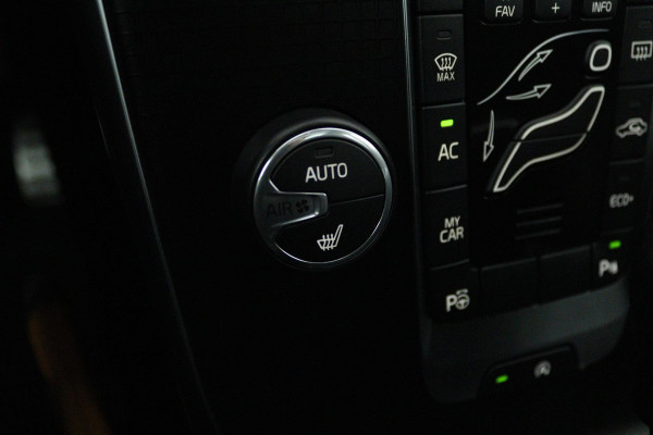 Volvo V40 1.5 T3 Polar+ Sport (STOELVERWARING, ACHTERUITRIJCAMERA, CRUISE CONTROL, PARKEERSENSOREN, NAVIGATIE, NL-AUTO)