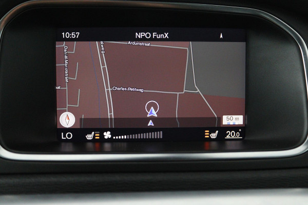 Volvo V40 1.5 T3 Polar+ Sport (STOELVERWARING, ACHTERUITRIJCAMERA, CRUISE CONTROL, PARKEERSENSOREN, NAVIGATIE, NL-AUTO)