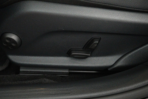 Mercedes-Benz C-Klasse 200 Premium Plus Pack (SFEERVERLICHTING, STOELVERWARMING, ACHTERUITRIJCAMERA, ELEKTR STOELEN, NL-AUTO)