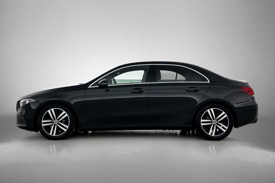 Mercedes-Benz A-Klasse 180 Business Solution Luxury (SFEERVERLICHTING, TREKHAAK AFNEEMBAAR, CAMERA, 1e EIGENAAR)
