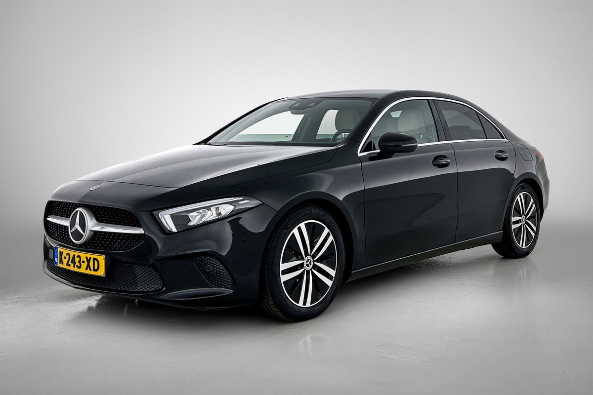 Mercedes-Benz A-Klasse 180 Business Solution Luxury (SFEERVERLICHTING, TREKHAAK AFNEEMBAAR, CAMERA, 1e EIGENAAR)