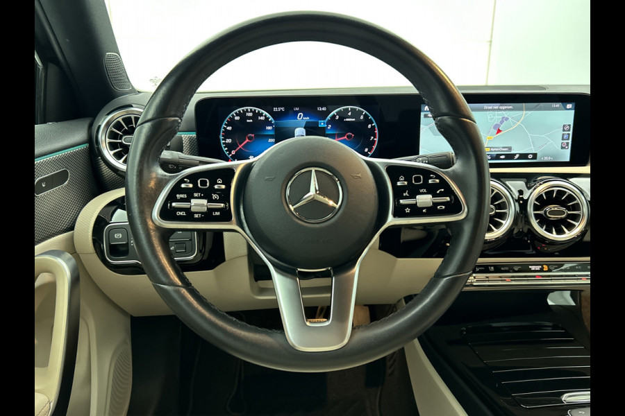 Mercedes-Benz A-Klasse 180 Business Solution Luxury (SFEERVERLICHTING, TREKHAAK AFNEEMBAAR, CAMERA, 1e EIGENAAR)