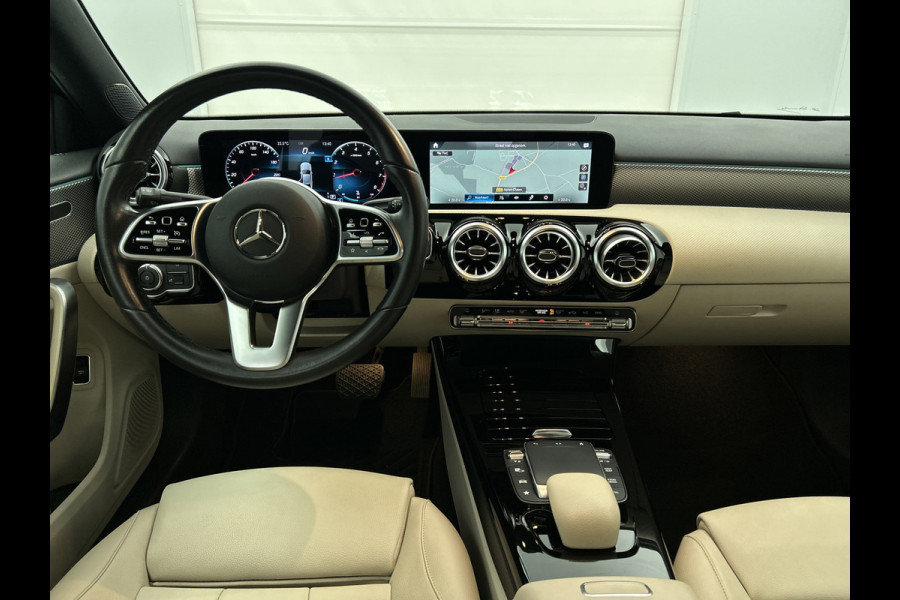 Mercedes-Benz A-Klasse 180 Business Solution Luxury (SFEERVERLICHTING, TREKHAAK AFNEEMBAAR, CAMERA, 1e EIGENAAR)