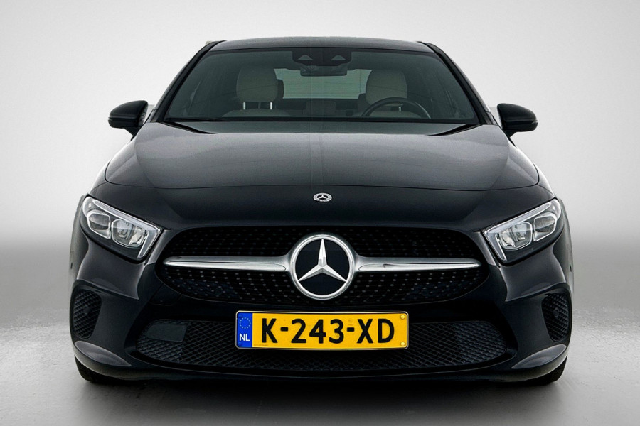 Mercedes-Benz A-Klasse 180 Business Solution Luxury (SFEERVERLICHTING, TREKHAAK AFNEEMBAAR, CAMERA, 1e EIGENAAR)