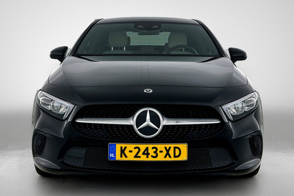 Mercedes-Benz A-Klasse 180 Business Solution Luxury (SFEERVERLICHTING, TREKHAAK AFNEEMBAAR, CAMERA, 1e EIGENAAR)