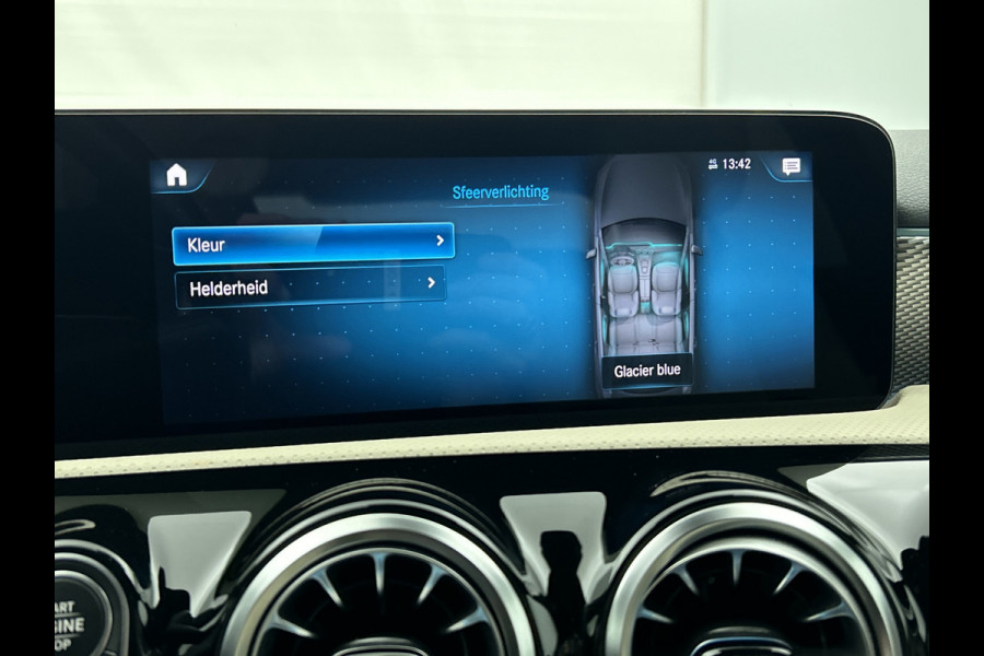 Mercedes-Benz A-Klasse 180 Business Solution Luxury (SFEERVERLICHTING, TREKHAAK AFNEEMBAAR, CAMERA, 1e EIGENAAR)