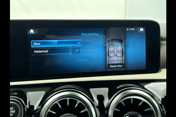 Mercedes-Benz A-Klasse 180 Business Solution Luxury (SFEERVERLICHTING, TREKHAAK AFNEEMBAAR, CAMERA, 1e EIGENAAR)