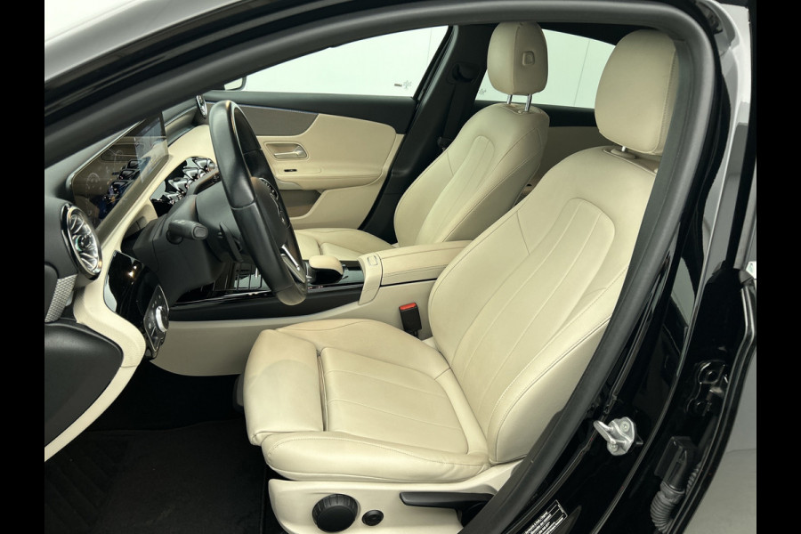 Mercedes-Benz A-Klasse 180 Business Solution Luxury (SFEERVERLICHTING, TREKHAAK AFNEEMBAAR, CAMERA, 1e EIGENAAR)