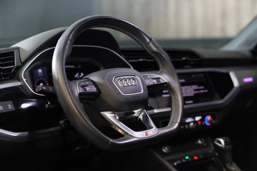 Audi Q3 45 TFSI e S Line Competition / SONOS / Camera / Lane Assist / Open Panoramadak / Virtual Cockpit / Led / Pdc / 20 Inch Audi Q3 45 TFSI e S Line Competition / SONOS / Camera / Lane Assist / Open Panoramadak / Virtual Cockpit / Led / Pdc / 20 Inch
