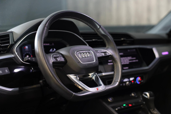 Audi Q3 45 TFSI e S Line Competition / SONOS / Camera / Lane Assist / Open Panoramadak / Virtual Cockpit / Led / Pdc / 20 Inch Audi Q3 45 TFSI e S Line Competition / SONOS / Camera / Lane Assist / Open Panoramadak / Virtual Cockpit / Led / Pdc / 20 Inch