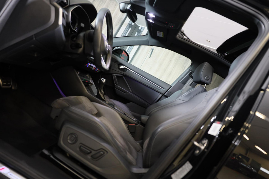 Audi Q3 45 TFSI e S Line Competition / SONOS / Camera / Lane Assist / Open Panoramadak / Virtual Cockpit / Led / Pdc / 20 Inch Audi Q3 45 TFSI e S Line Competition / SONOS / Camera / Lane Assist / Open Panoramadak / Virtual Cockpit / Led / Pdc / 20 Inch