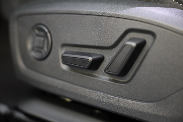 Audi Q3 45 TFSI e S Line Competition / SONOS / Camera / Lane Assist / Open Panoramadak / Virtual Cockpit / Led / Pdc / 20 Inch Audi Q3 45 TFSI e S Line Competition / SONOS / Camera / Lane Assist / Open Panoramadak / Virtual Cockpit / Led / Pdc / 20 Inch