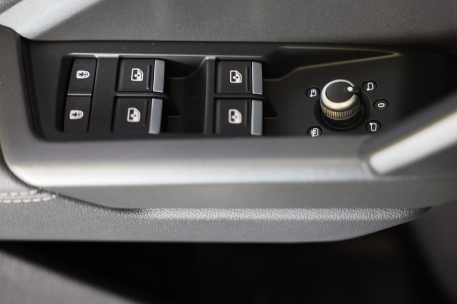 Audi Q3 45 TFSI e S Line Competition / SONOS / Camera / Lane Assist / Open Panoramadak / Virtual Cockpit / Led / Pdc / 20 Inch Audi Q3 45 TFSI e S Line Competition / SONOS / Camera / Lane Assist / Open Panoramadak / Virtual Cockpit / Led / Pdc / 20 Inch