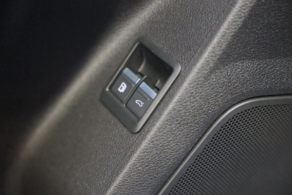 Audi Q3 45 TFSI e S Line Competition / SONOS / Camera / Lane Assist / Open Panoramadak / Virtual Cockpit / Led / Pdc / 20 Inch Audi Q3 45 TFSI e S Line Competition / SONOS / Camera / Lane Assist / Open Panoramadak / Virtual Cockpit / Led / Pdc / 20 Inch